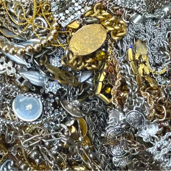 2 LBs Vintage mod jewelry lot~ BOTTOM OF THE BOX & TANGLED~ Jewelry gold silver - Picture 3 of 5